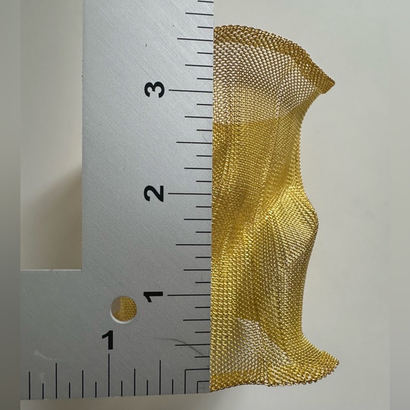 Large artsy gold tone free form sculptural crumpled metal mesh cuff bracelet - Picture 6 of 6